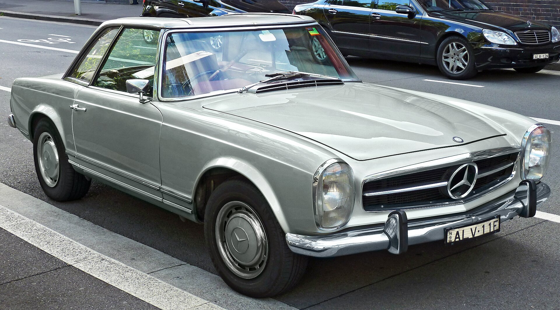 Mercedes-Benz 280 SL Pagoda in silver with concave hardtop and chrome details