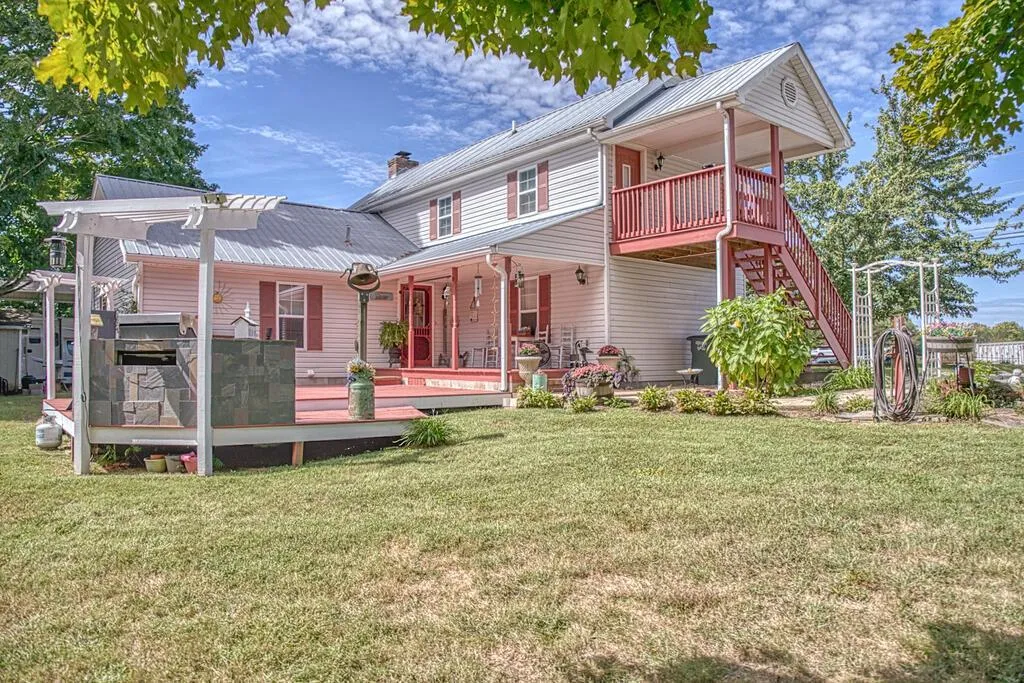 country-home-in-sparta-tn